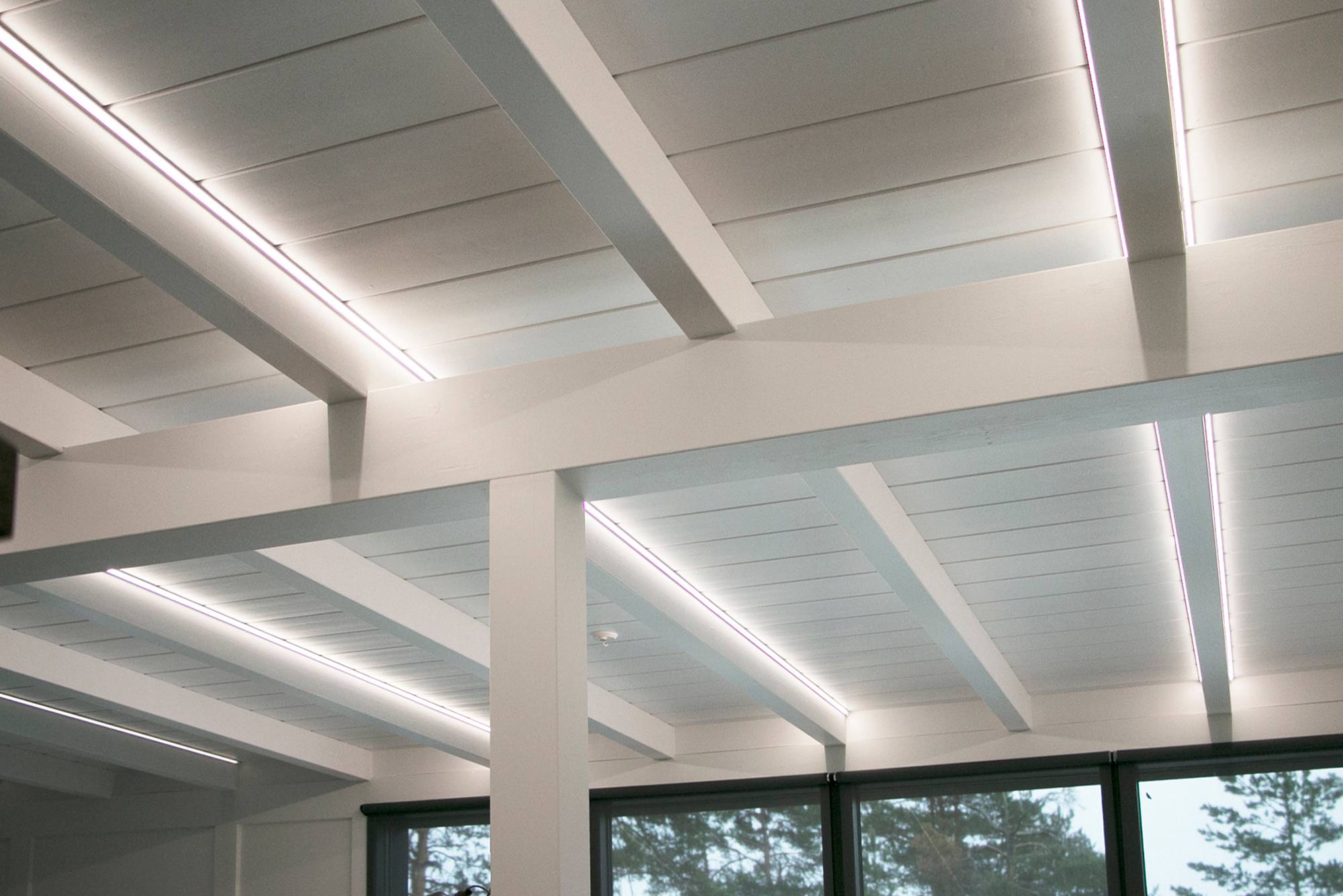 LED pásky namontované na rohových profilech pro zvýraznění paprsků. Akcentové světlo poskytuje také dobré celkové osvětlení. Ledstore.fi